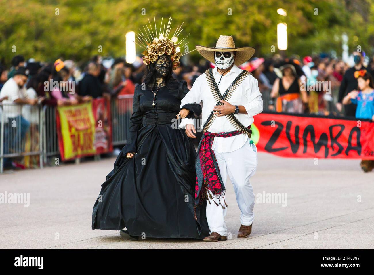 Houston, Estados Unidos. 30th Oct, 2021. La gente en trajes de festival