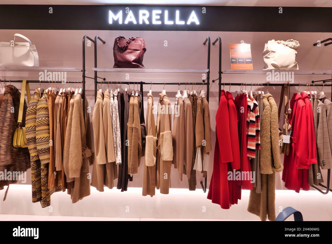 ROPA DE MARELLA EN EXHIBICIÓN DENTRO DE LA TIENDA DE MODA Fotografía de  stock - Alamy