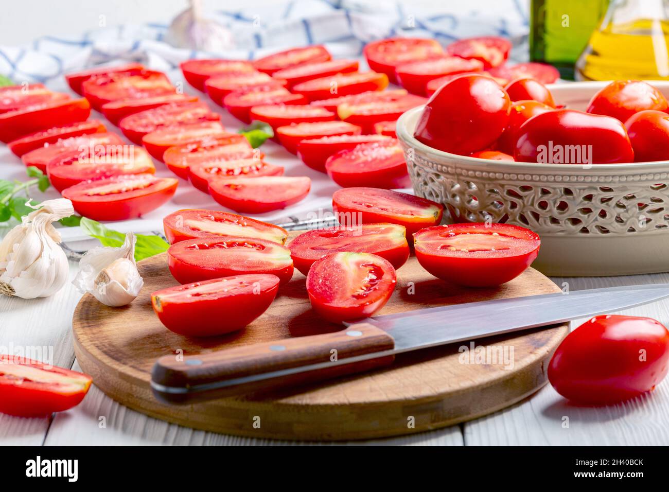 Preparación de tomates secos. Foto de stock