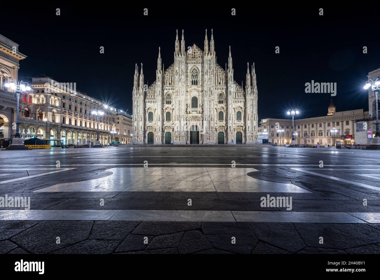 Catedral del Duomo por la noche, Piazza del Duomo, Milán, Lombardía, Italia Foto de stock