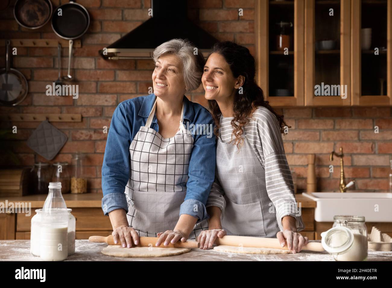 Feliz madura 60s madre y la mujer de la hija que se cultiva pastel de hornear Foto de stock