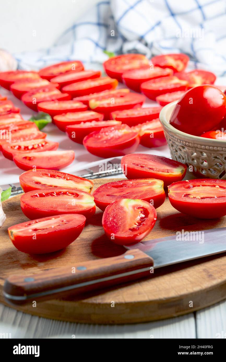Proceso de cocción de tomates secos. Foto de stock