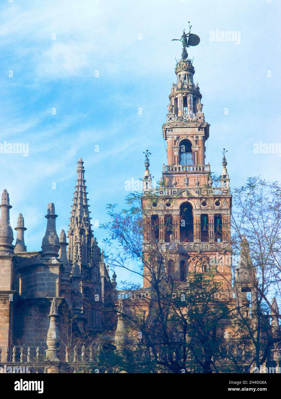 LA GIRALDA TORRE ALMOHADE DE Y REMATE RENACENTISTA CONSTRUIDO EN Autor HERNÁN RUIZ