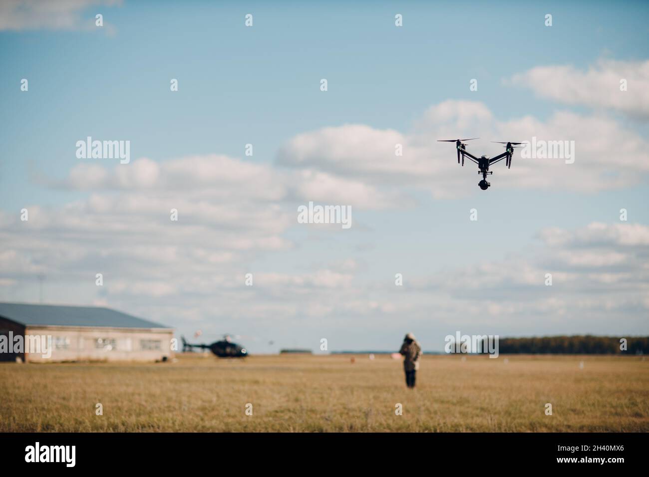 Drone cuadrangular grande en vuelo aéreo y filmación Foto de stock