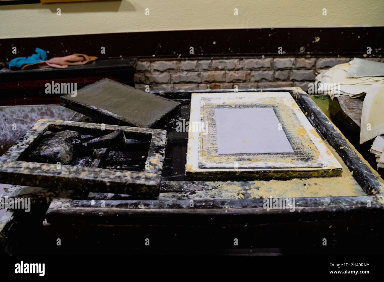 OHRID NORTH, MACEDONIA - 27 DE AGOSTO de 2021: Primer plano de las herramientas de moldes de pantalla utilizadas para el proceso de fabricación de papel artesanal en el Taller Nacional para Handma Foto de stock