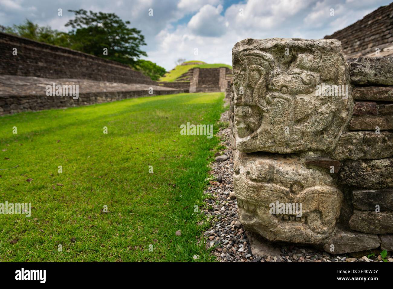 Detalle de un tallado bajo relieve en un campo de béisbol en el yacimiento arqueológico DE EL Tajin, en Papantla, Veracruz, México. Foto de stock