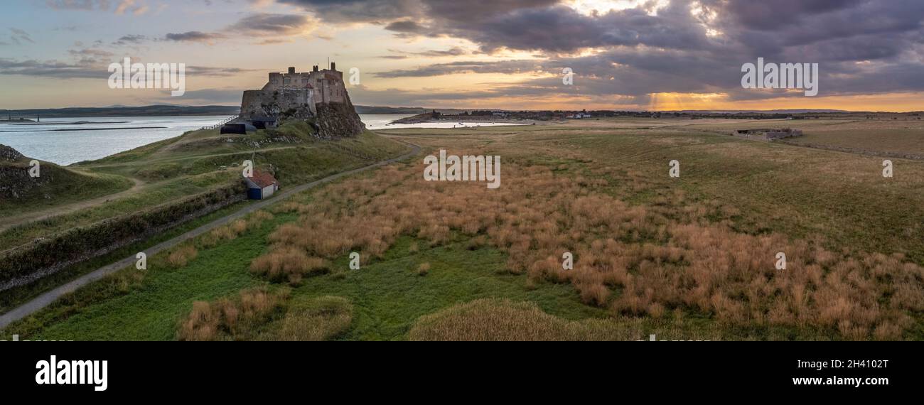 Holy Island, Reino Unido - 2 de agosto de 2021: Vista nocturna de verano del Castillo de Lindisfarne en la Isla Santa, Northumberland Foto de stock