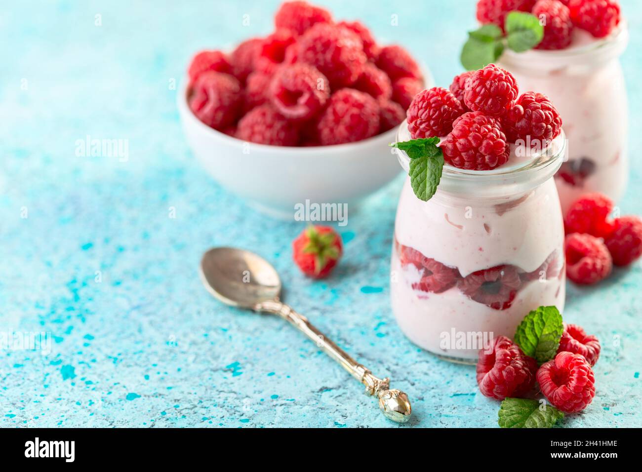 Delicioso yogur de bayas con frambuesas frescas. Foto de stock