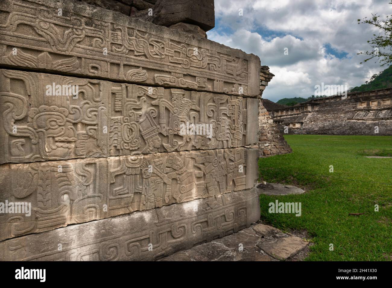 Detalle de un tallado bajo relieve en una pirámide en el yacimiento arqueológico DE EL Tajin, en Papantla, Veracruz, México. Foto de stock