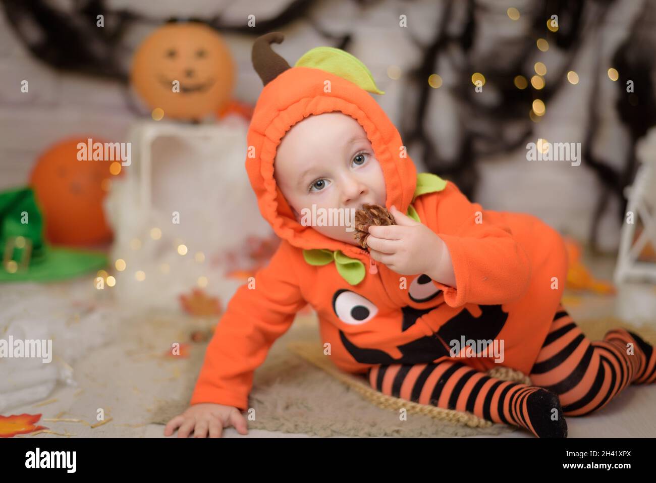 Niño vestido como calabaza para Halloween Fotografía de stock - Alamy