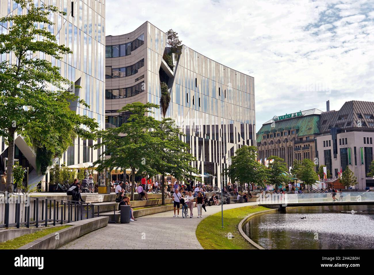 Moderno complejo 'Kö-Bogen' del arquitecto Daniel Libeskind en el centro de Düsseldorf/Alemania. Foto de stock
