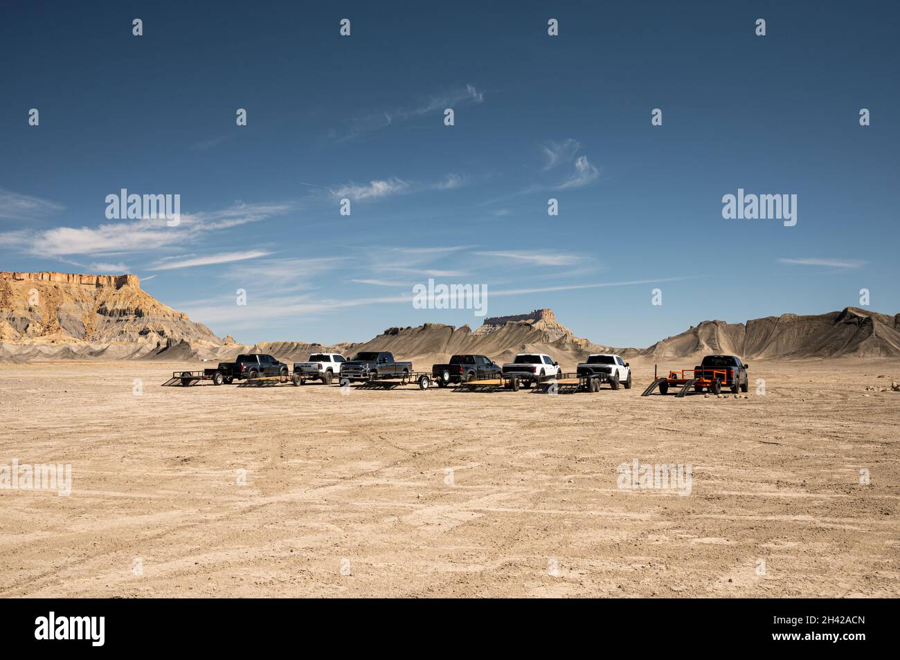 Coches con remolques estacionados en Swing Arm City, Utah, un paraíso para la conducción todoterreno Foto de stock