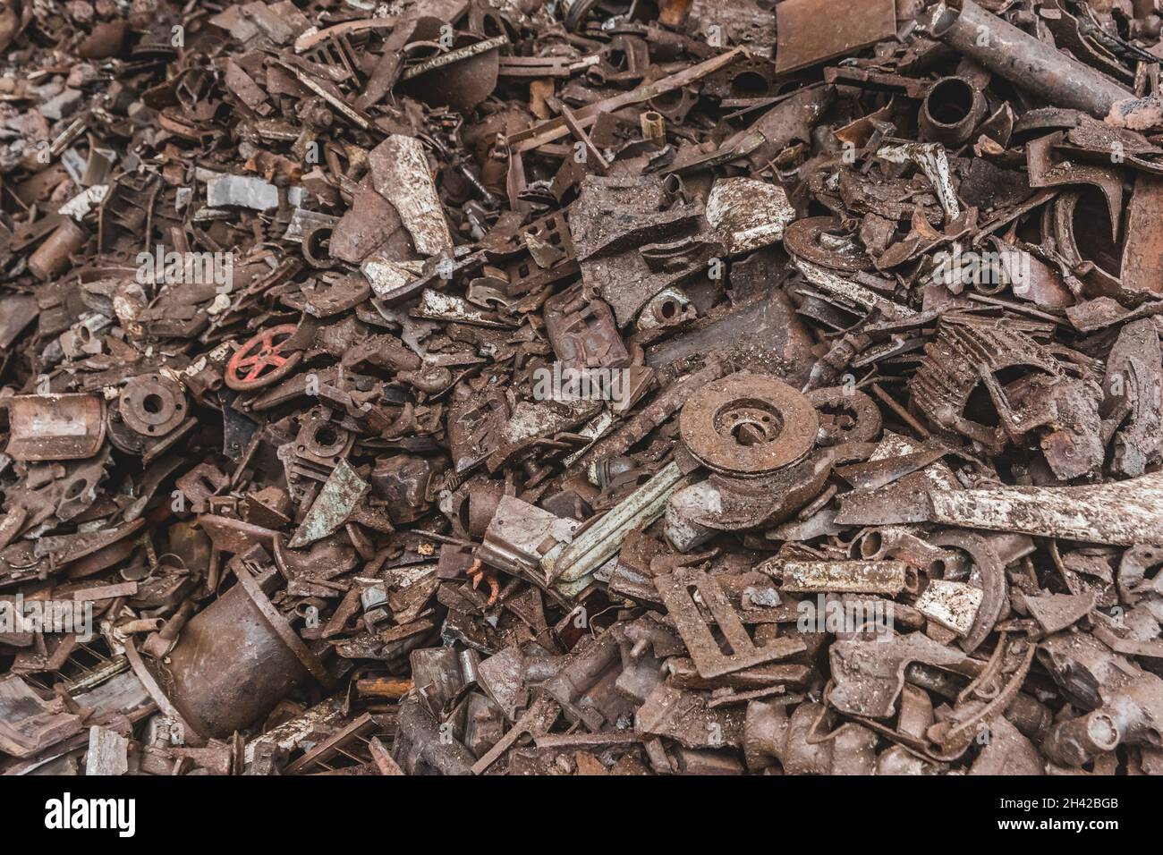 Un montón de viejos desechos de hierro y metal oxidado sucio para reciclar en un fondo de basura de acero de vertedero. Foto de stock