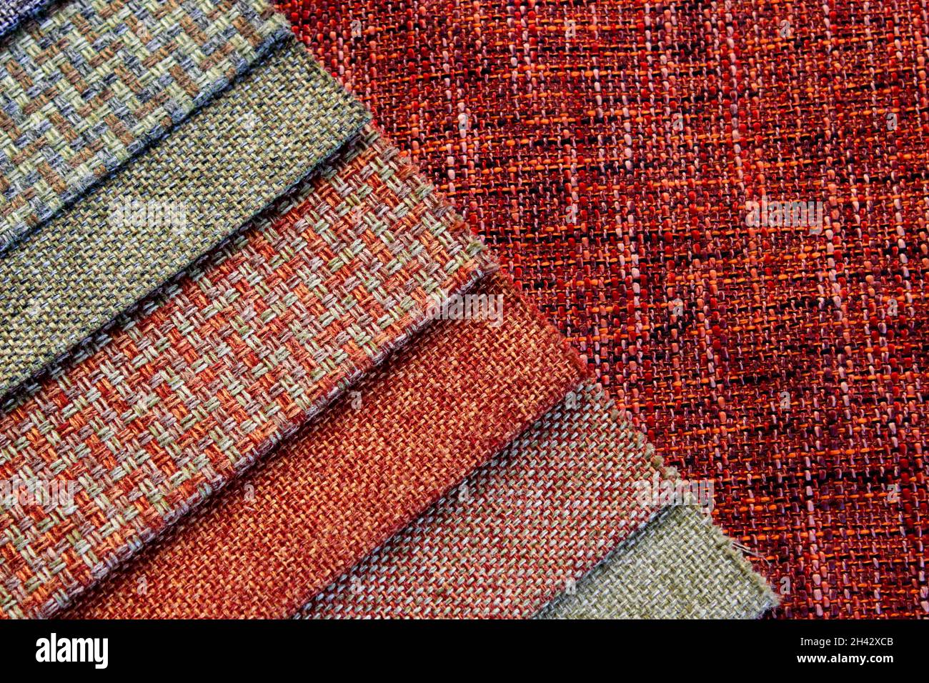 Samles telas orgánicas:lino,algodón,satén.Textura natural de fondo.  Muestras de tejidos. Colores y texturas diferentes, naturales y sintéticos  Fotografía de stock - Alamy