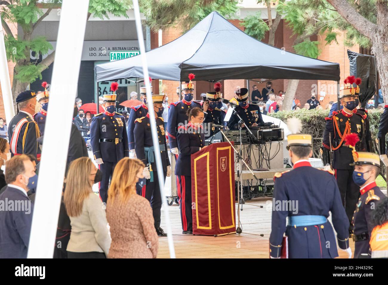 Huelva, España - 30 de octubre de 2021: Discurso de la Real Guardia Española antes del compromiso de lealtad a la bandera española de civiles que así lo deseen Foto de stock