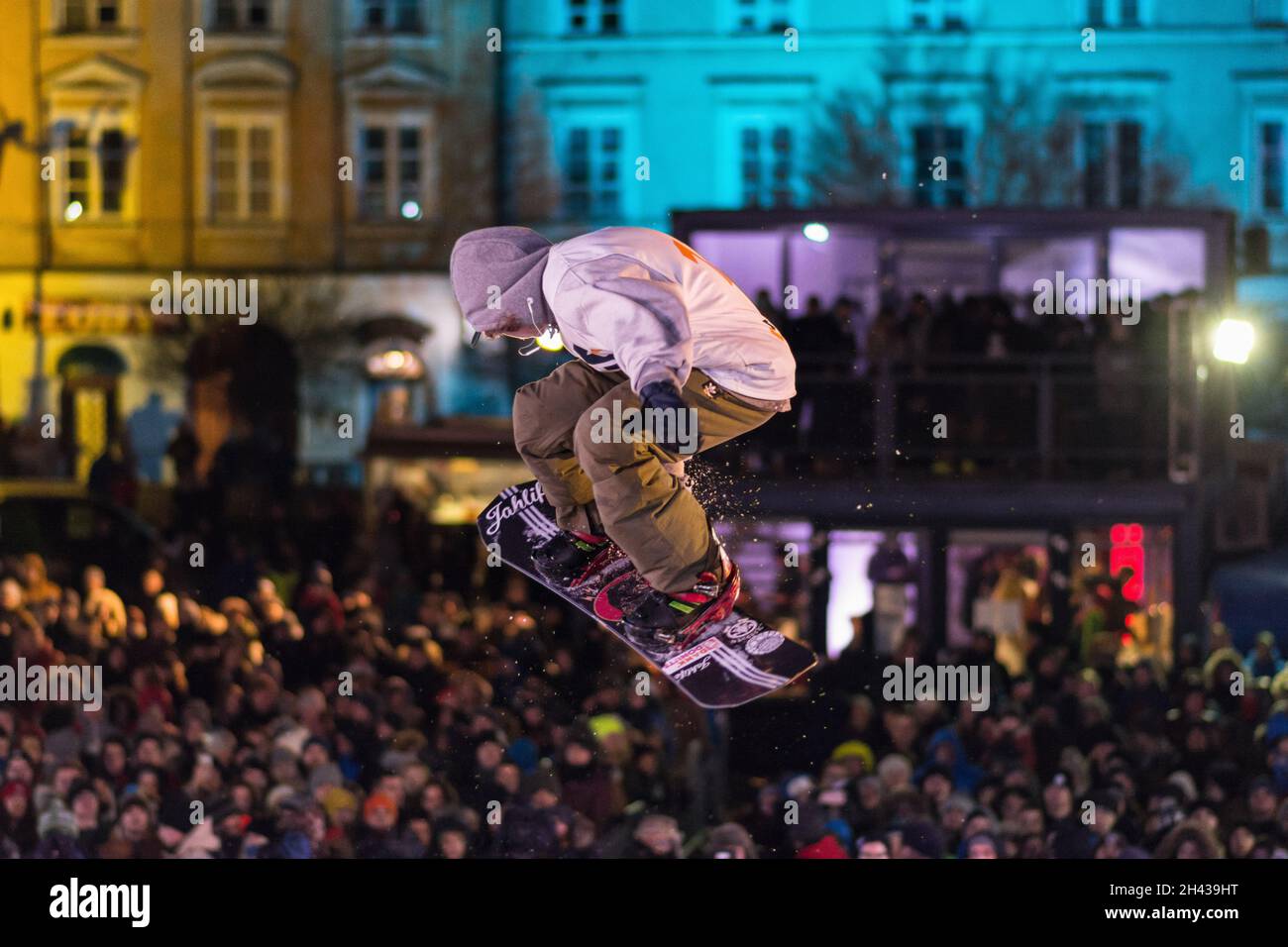 Lublin, Polonia - 3 de diciembre de 2016: Lublin Sportival - concurso de jibing (snowboard y freesking) en Castle Square (Plac Zamkowy) cerca del Castillo de Lublin Foto de stock