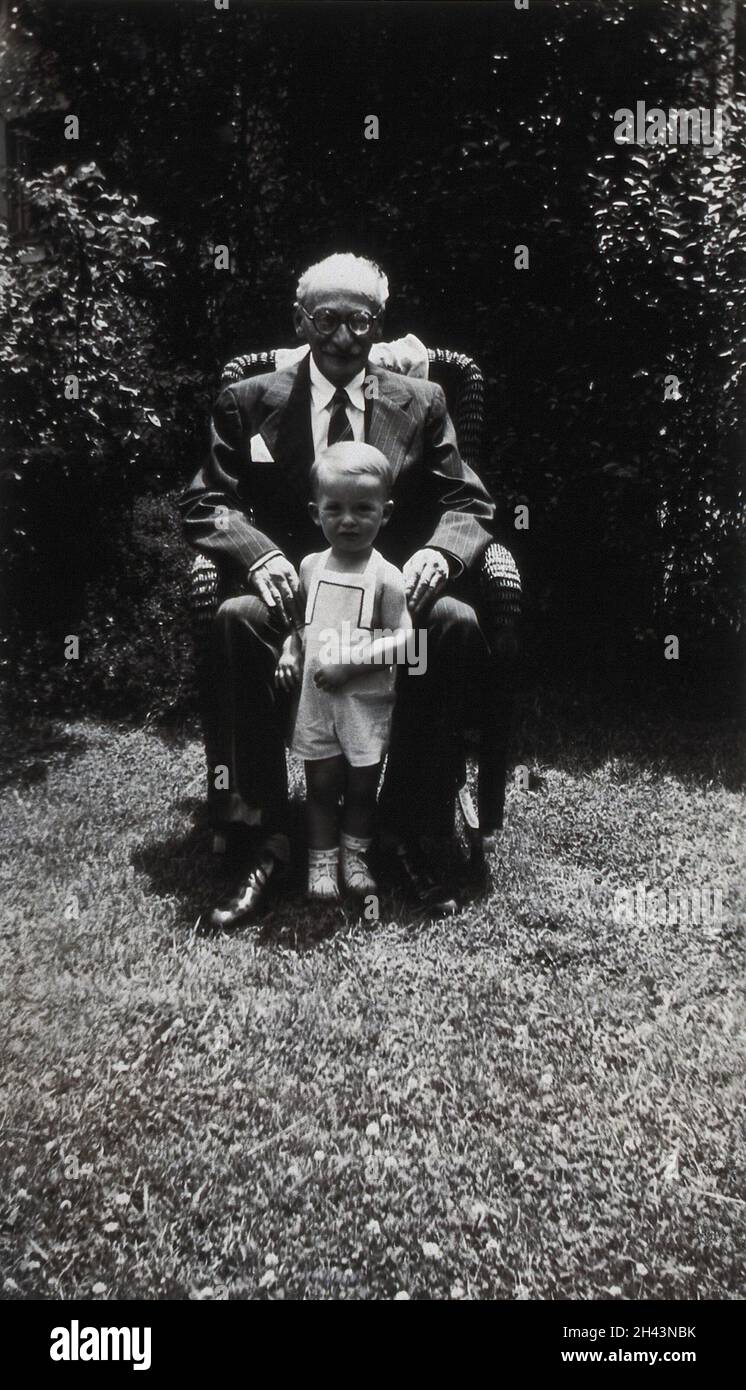 Max Neuburger y 'Jackie' (nieto). Fotografía de Neuburger, 1948. Foto de stock