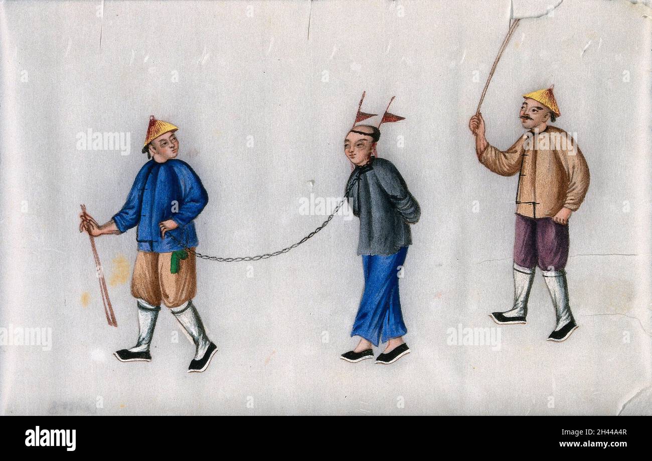 Un hombre chino, con las manos atadas detrás de su espalda y una cadena  atada a su cuello, es dirigido por un hombre, mientras que otro lo golpea  desde atrás con un