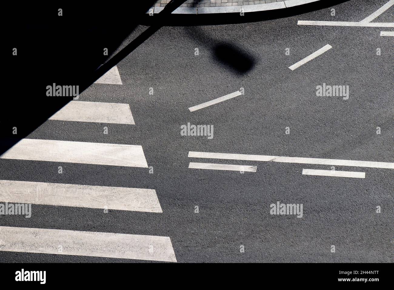 Sombras y marcas de carretera en la calle de la ciudad en blanco y negro, desde arriba Foto de stock
