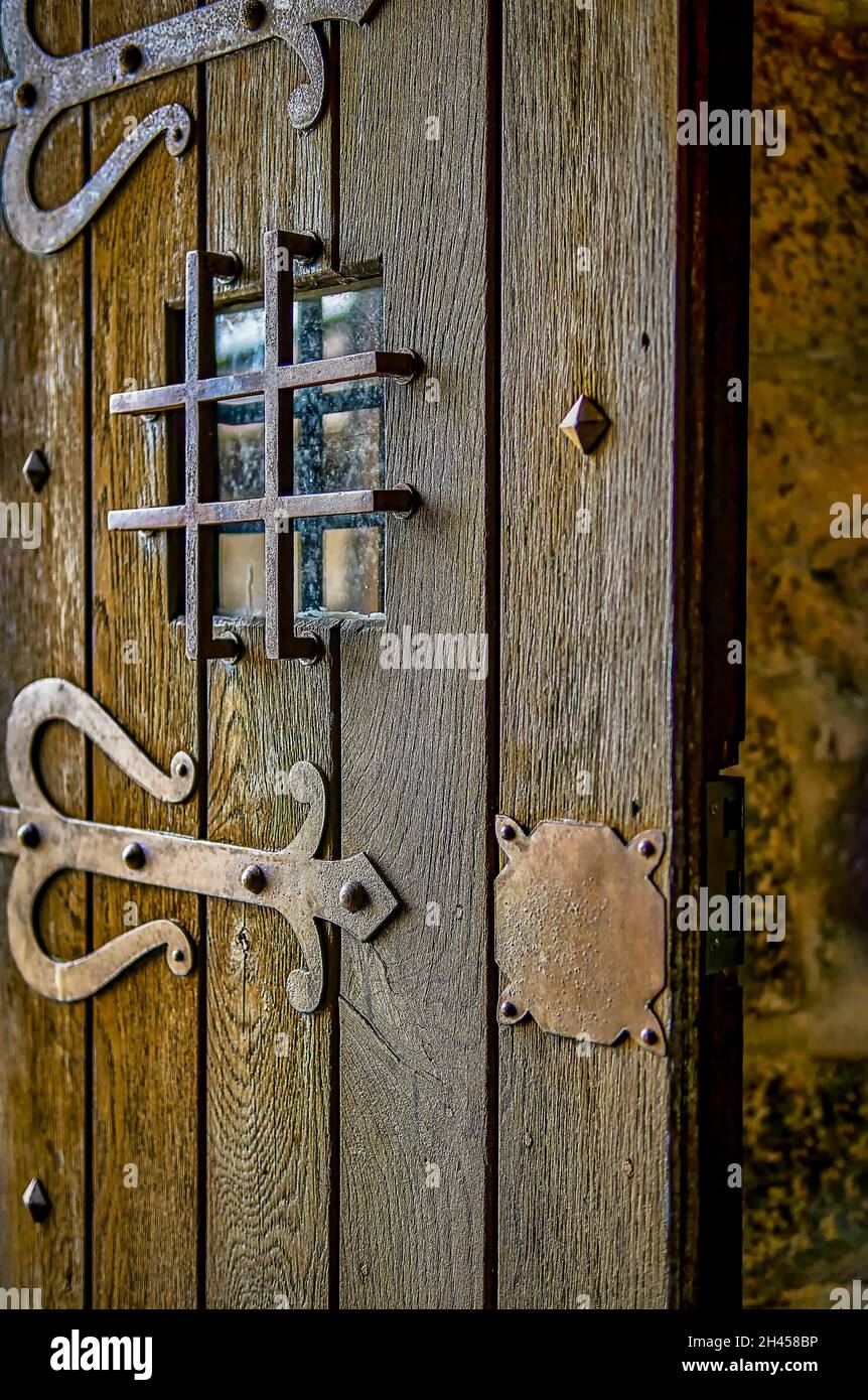 Antigua puerta de madera medio abierta de un antiguo castillo, con herrería  oxidada Fotografía de stock - Alamy