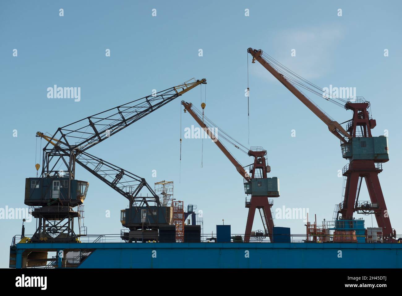 Old Cranes en la antigua zona de astilleros de Göteborg, Suecia Foto de stock