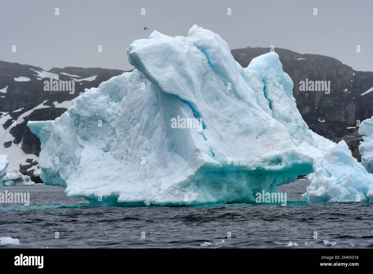 Iceberg frente a la costa de Groenlandia Foto de stock