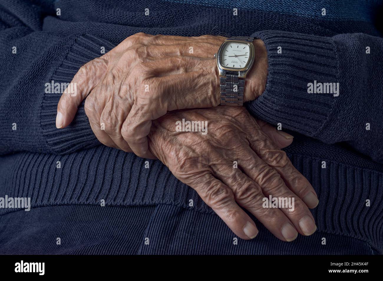 mayor, tiempo, reloj de pulsera, anciano, viejo, personas mayores, tiempos,  pulseras Fotografía de stock - Alamy
