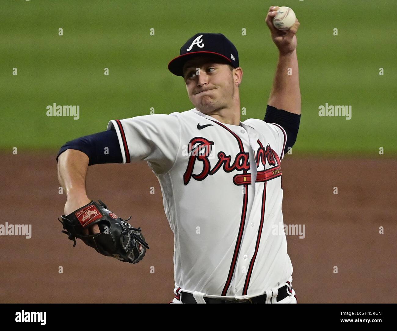 Atlanta, Estados Unidos. 31st Oct, 2021. El arrancador de Atlanta Braves  Tucker Davidson lanza contra los Astros de Houston durante la primera  entrada en el juego cinco en la Serie Mundial MLB