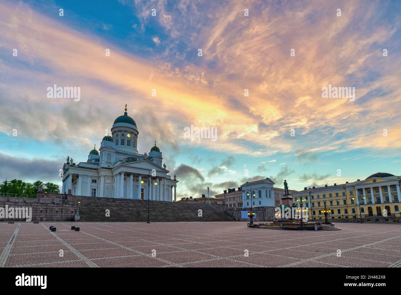 Helsinki Finlandia, amanecer en el horizonte de la ciudad en la Catedral de Helsinki y la Plaza del Senado Foto de stock