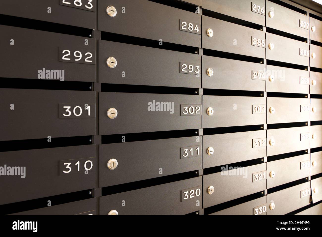 Buzones para cartas y correspondencia. Modernos buzones negros con números  en el vestíbulo de un edificio residencial o de oficinas. Fotografías de  alta calidad Fotografía de stock - Alamy