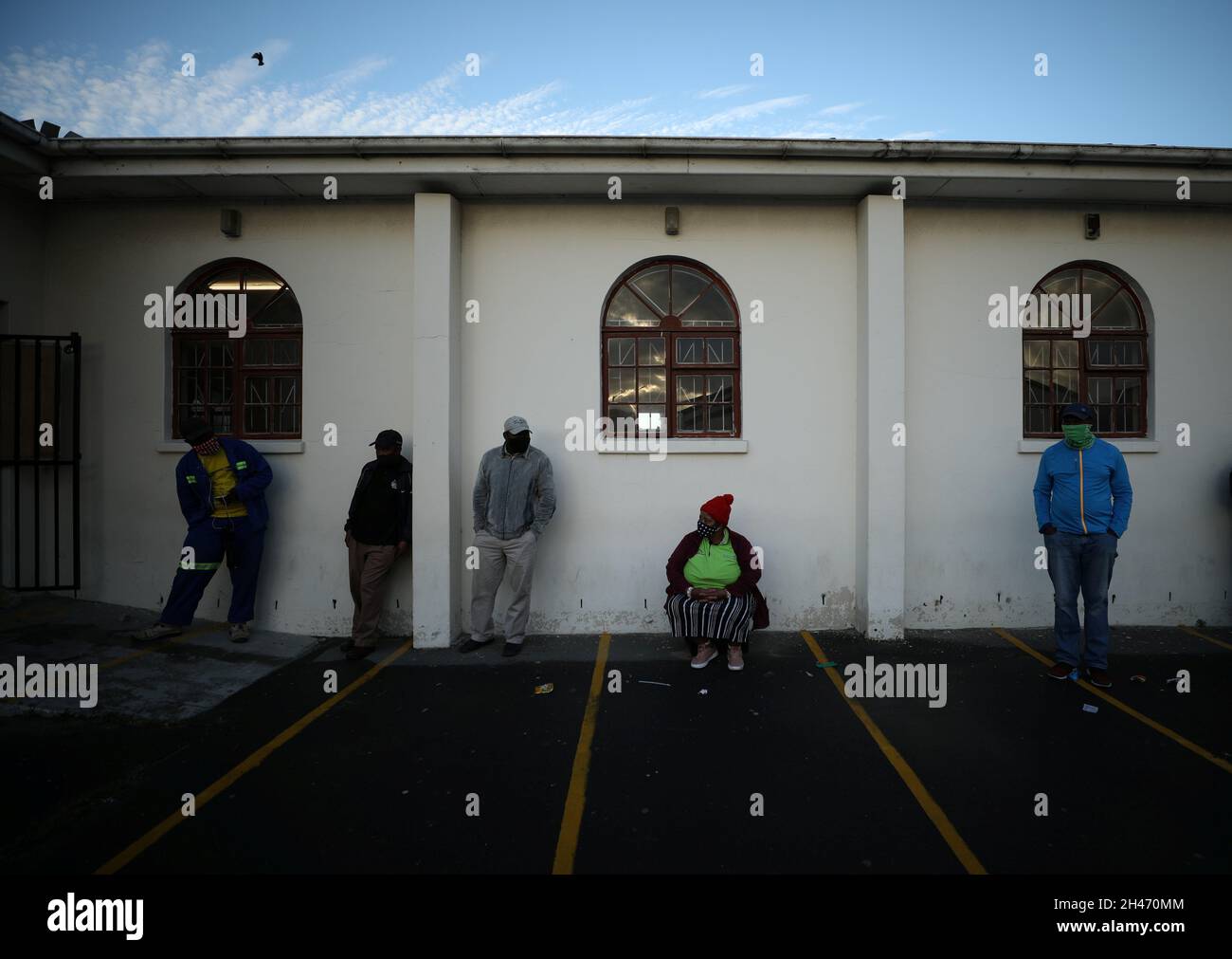 Los votantes hacen cola para emitir su voto durante las elecciones municipales en el municipio de Masiphumelele, Ciudad del Cabo, Sudáfrica, el 1 de noviembre de 2021. REUTERS/Mike Hutchings Foto de stock