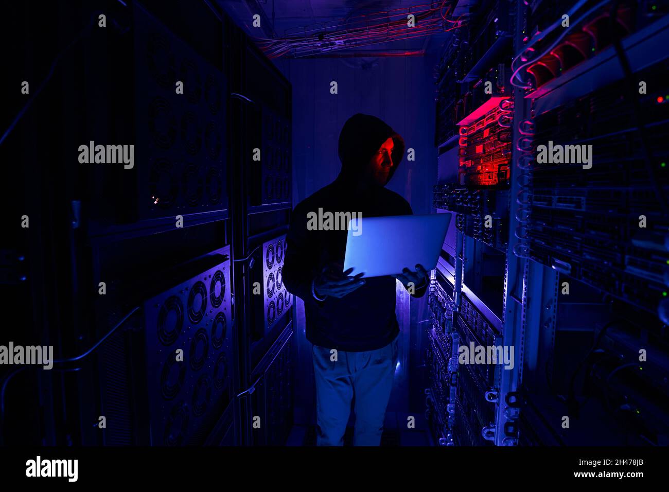 Hacker Que Mira Fijamente A Los Equipos De Red Del Centro De Datos Fotografia De Stock Alamy Hacker Que Mira Fijamente A Los Equipos De Red Del Centro De Datos Fotografia De Stock Alamy