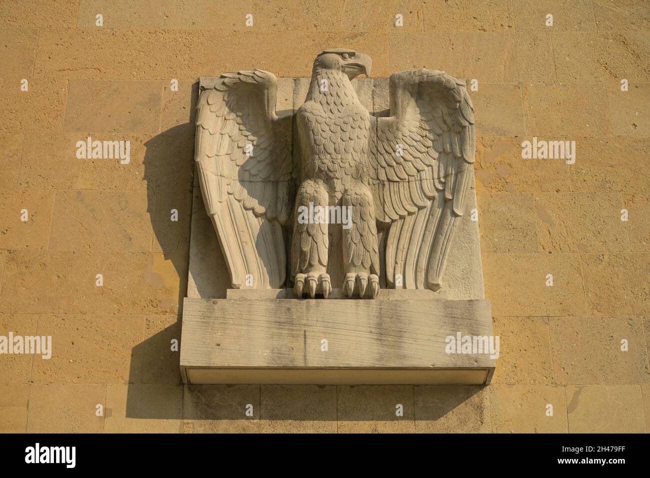 Adler, Platz der Luftbrücke, Tempelhof, Berlín, Alemania Foto de stock