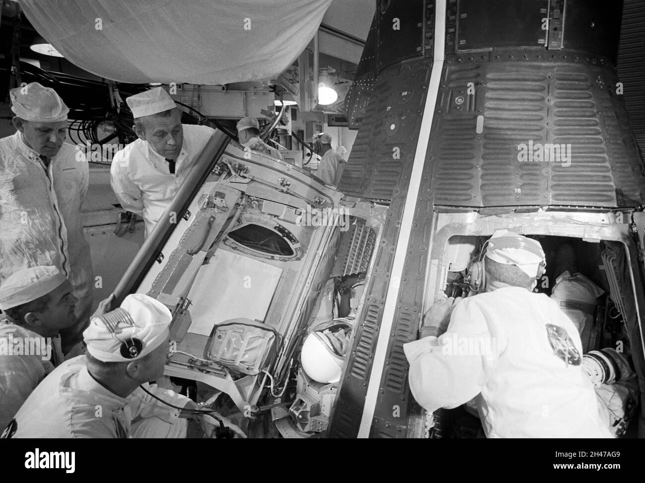 (10 de septiembre de 1966) --- Técnicos en la Sala Blanca sobre la Almohadilla 19 se preparan para cerrar escotillas en la nave espacial Gemini-11 durante la cuenta regresiva previa al lanzamiento. Dentro de la nave espacial están los astronautas Charles Conrad Jr., piloto de mando, y Richard F. Gordon Jr., piloto. Foto de stock