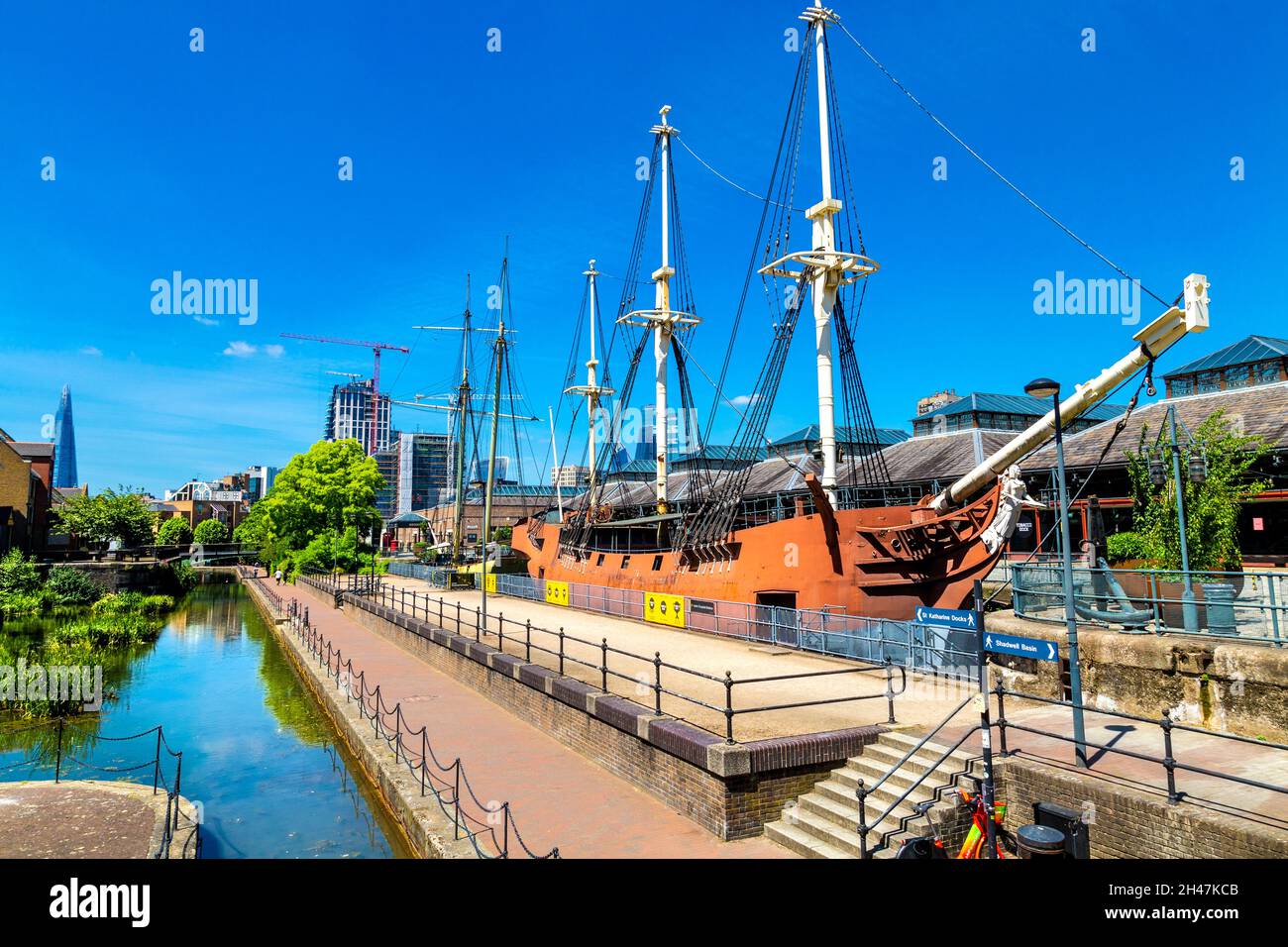 El barco réplica de las Tres Hermanas en el Tobacco Dock, por el Canal Ornamental, Wapping, Londres, Reino Unido Foto de stock