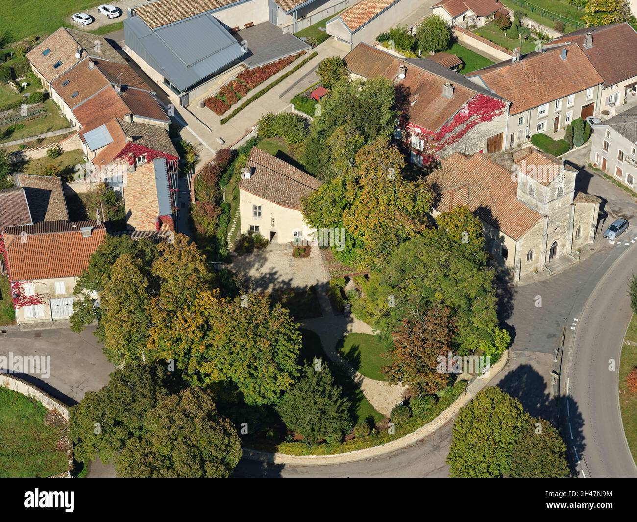 VISTA AÉREA. Lugar de nacimiento (casa en el medio) de Juana de Arco. Domrémy-la-Pucelle, Vosgos, Grand Est, Francia. Foto de stock