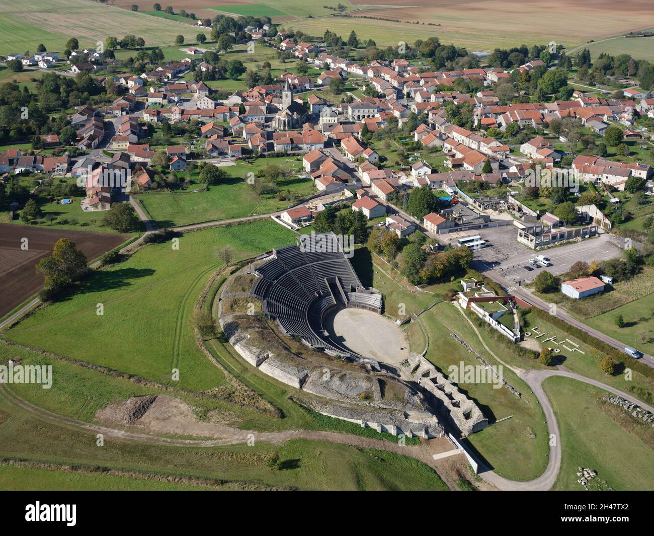 VISTA AÉREA. Yacimiento arqueológico galo-romano de Grand. Vosges, Grand Est, Francia. Foto de stock