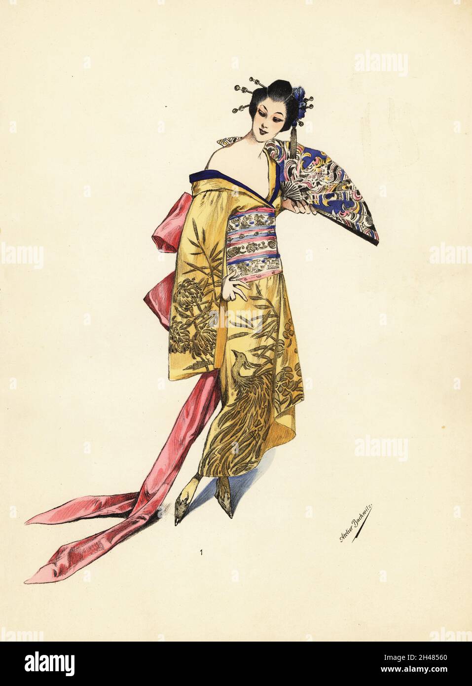 Mujer de disfraz japonés vestido con un kimono de satén Duchesse amarillo y  rosa, bordado con crisantemos y pájaros en seda y metal. Con alfileres,  abanico y enormes cintas de lazo rosa