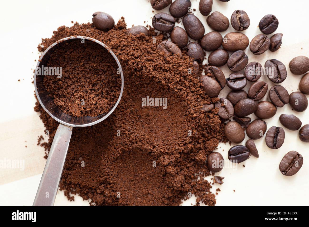 Café recién molido Molido grueso con una mezcla de granos de café arábica y  robusta Fotografía de stock - Alamy