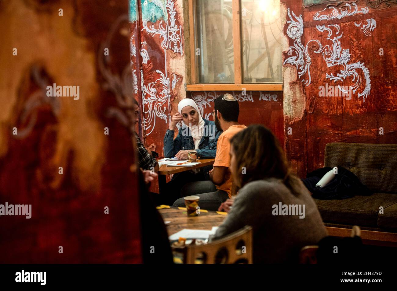 Una mujer palestina habla con un hombre israelí durante un programa de intercambio de idiomas basado en la datación rápida, en Jerusalén, 27 de octubre de 2021. Foto tomada el 27 de octubre de 2021. REUTERS/Ronen Zvulun Foto de stock