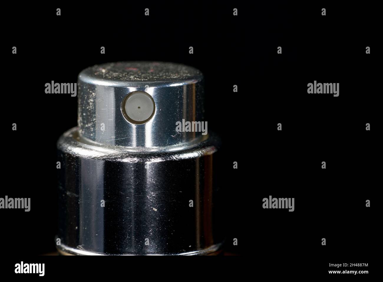 Parte superior de un atomizador de una botella de perfume sobre fondo negro  Fotografía de stock - Alamy