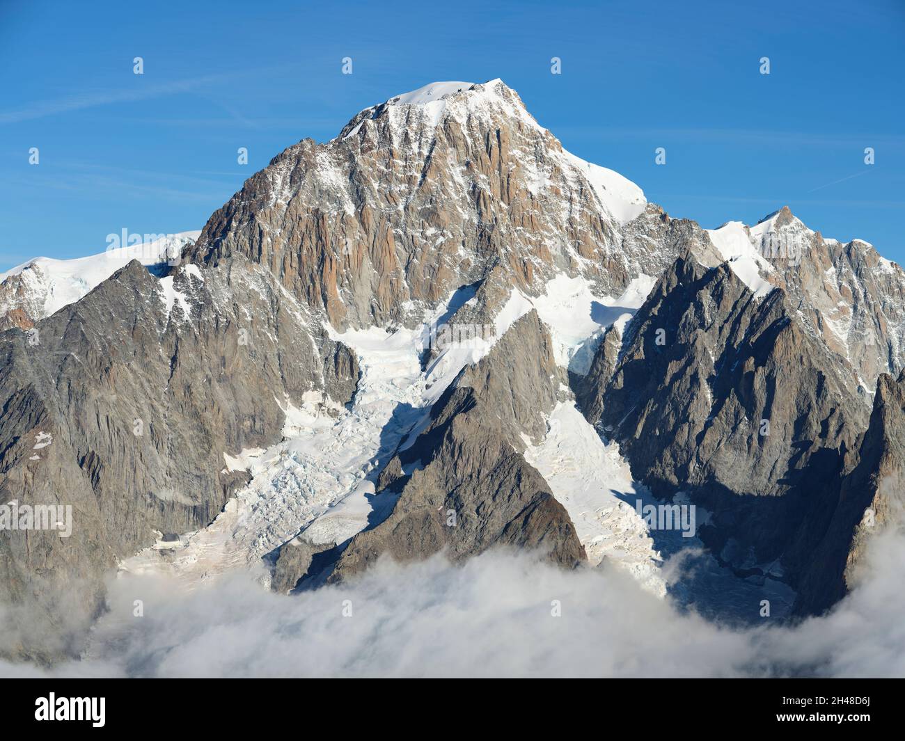 VISTA AÉREA. Cara sur del Mont Blanc. Val Veny, Courmayeur, Valle de Aosta, Italia. Foto de stock