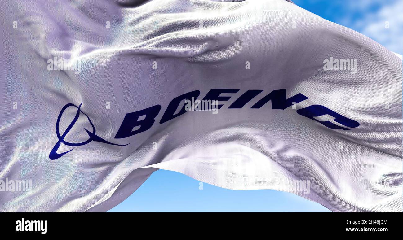 Chicago, IL, EE.UU., 2021 de julio: Bandera blanca con el logotipo de Boeing ondeando en el viento. La compañía Boeing es una industria de aviación estadounidense que produce aviones para b Foto de stock
