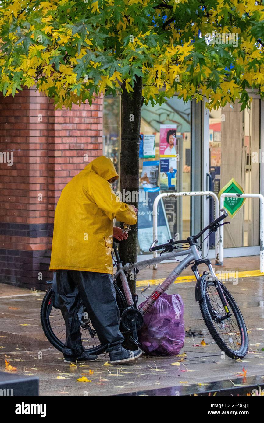 Bicicleta de lluvia poncho bicicleta con capucha impermeable fotografías e  imágenes de alta resolución - Alamy