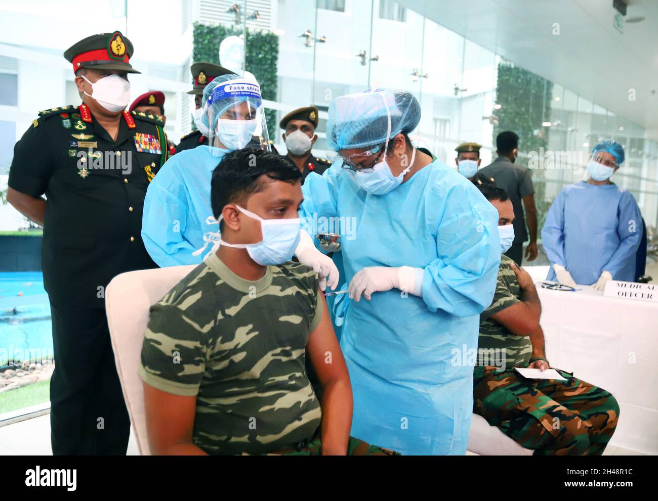 (211101) -- COLOMBO, 1 de noviembre de 2021 (Xinhua) -- Un trabajador médico administra una dosis de la vacuna COVID-19 a un hombre en el Hospital del Ejército en Colombo, Sri Lanka, 1 de noviembre de 2021. Las autoridades de Sri Lanka comenzaron el lunes a administrar la tercera dosis de vacunas COVID-19 a trabajadores de la salud, trabajadores de primera línea y personal militar en medio de una campaña masiva de vacunación que ya estaba en marcha en el país. (Foto de Ajith Perera/Xinhua) Foto de stock