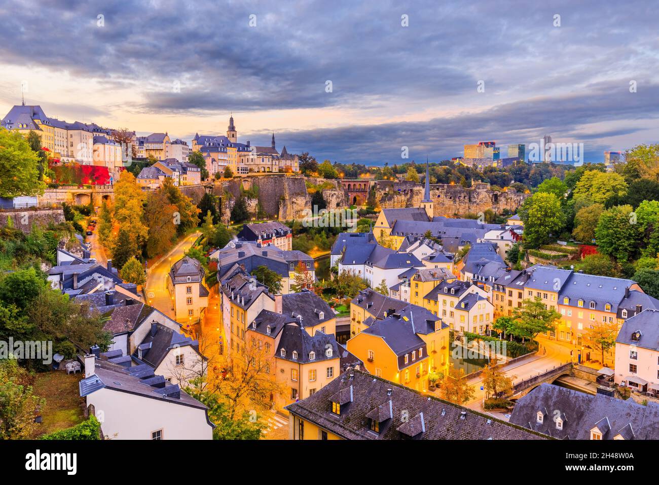 Luxemburgo, la capital del Gran Ducado de Luxemburgo. El casco antiguo y el barrio de Grund. Foto de stock