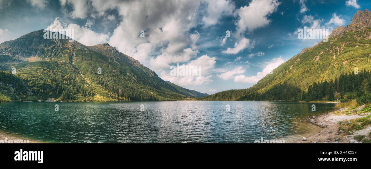 Parque Nacional Tatra, Polonia. Montañas famosas Lago Morskie Oko o sea Eye Lago en la mañana de verano. Hermosos rayos solares al amanecer sobre el lago Tatras Foto de stock