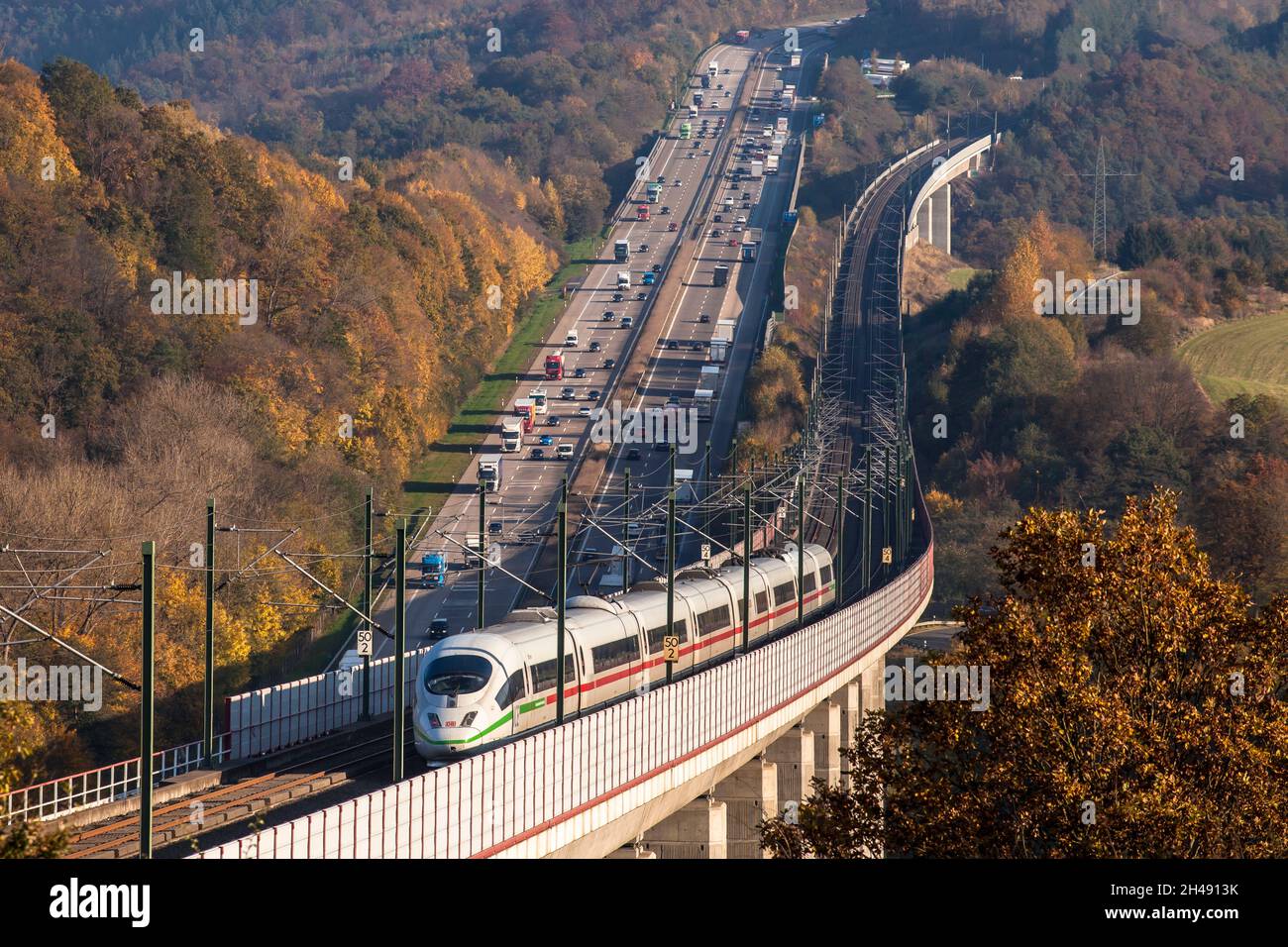 Tren de alta velocidad ICE 3 de Deutsche Bahn AG en la línea de alta  velocidad de Frankfurt a Colonia, la autopista A3, el puente Hallerbachtal,  Neustadt Wied, Rin Fotografía de stock -