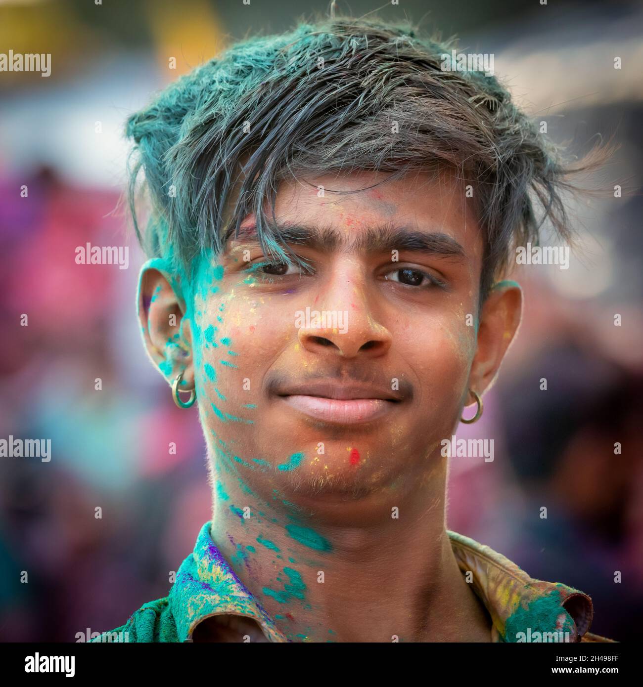 Hombre cubierto de colores durante un festival hindú, Vieja Delhi, India Foto de stock