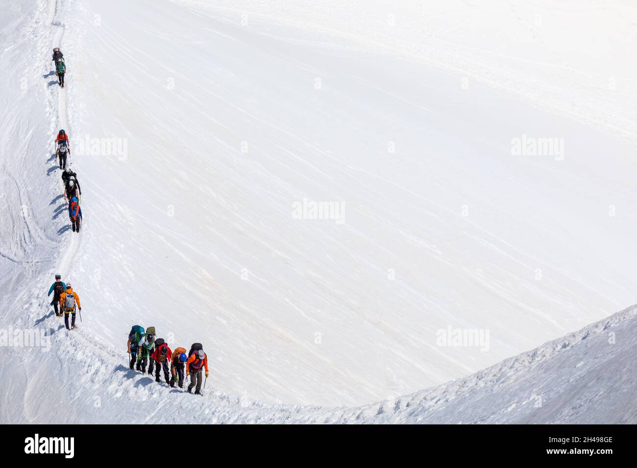 Grupo de escaladores en las laderas del Mont Blanc, Chamonix, Francia Foto de stock